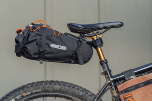 bolso bikepacking debabo del asiento