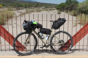 bicicleta cube de gravel lista para viajar ligero